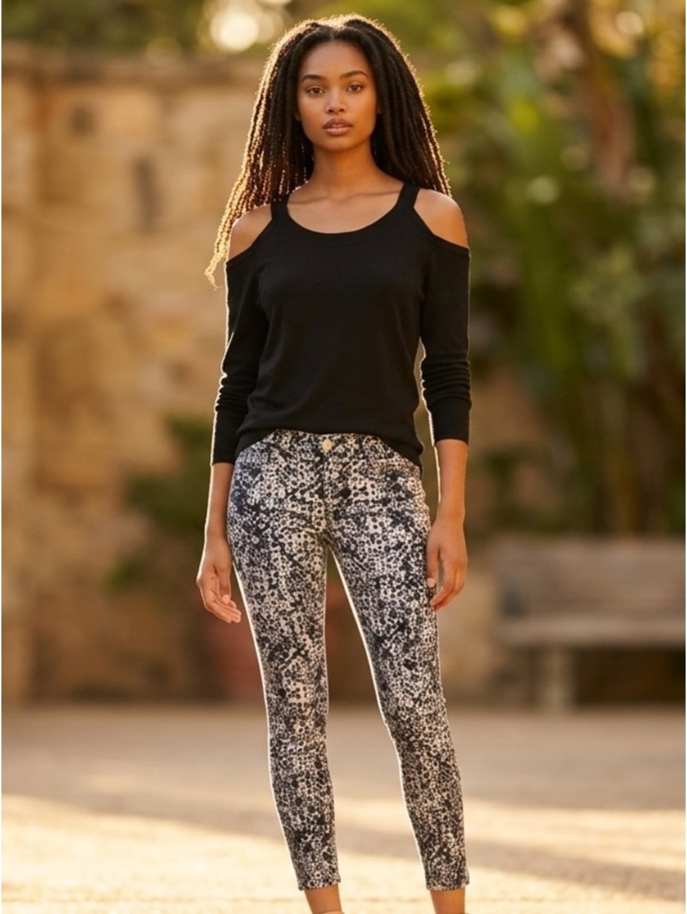 28 J Brand Printed Mid-Rise Cropped Capri Jeans in Elysium - Picture 4 of 15
